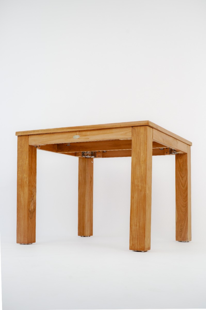 Moderne teakhouten tuinset met twee stapelbare Pile stoelen aan een vierkante, vaste tuintafel, stijlvol opgesteld op een terras. - view 4