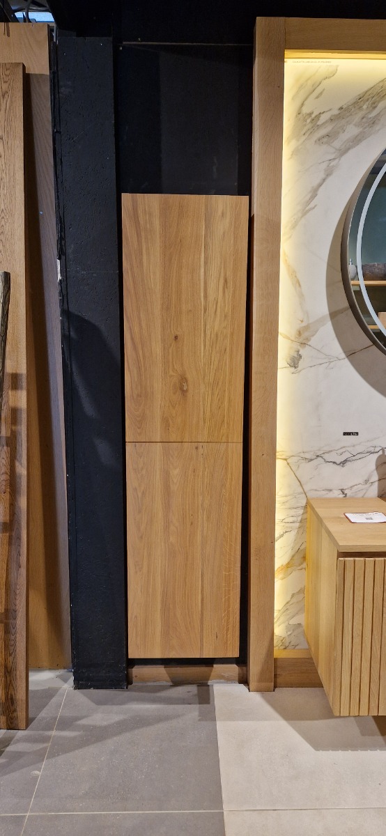 Houten kolomkast van eikenhout met greeploos design in een moderne badkamer naast witte wasbak. - view 4