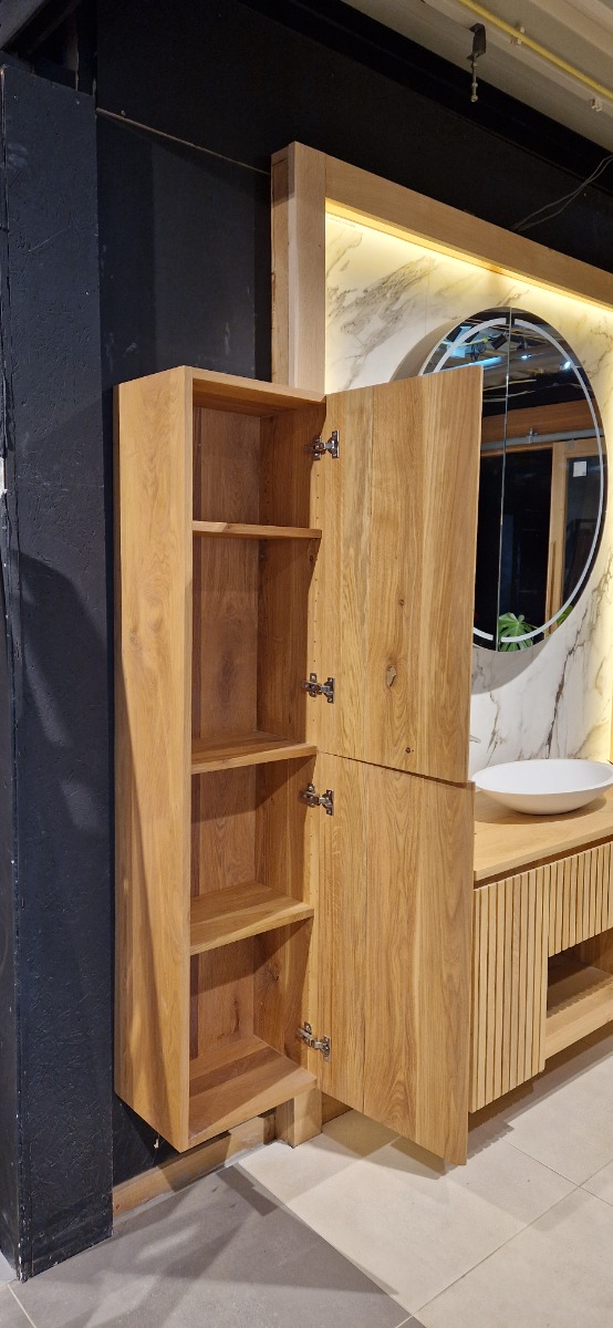 Houten kolomkast van eikenhout met greeploos design in een moderne badkamer naast witte wasbak. - alternate view