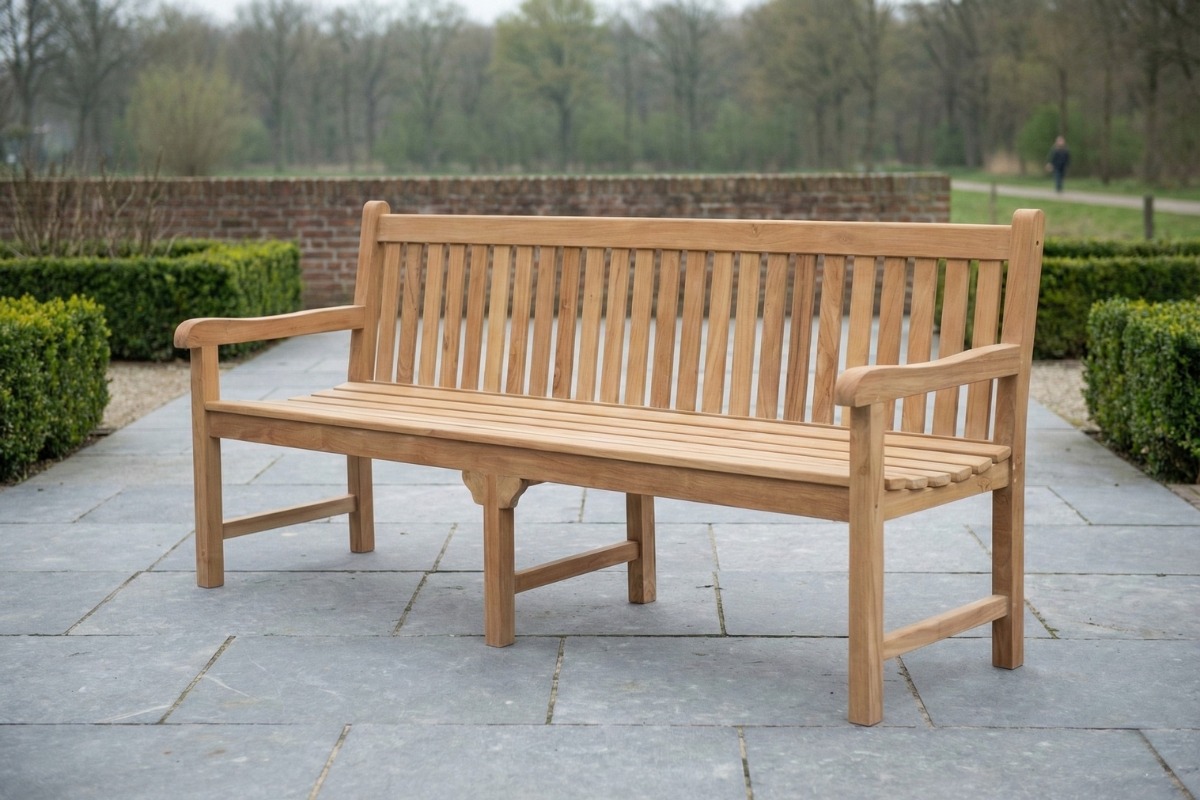 Teakea Windsor teak tuinbank geplaatst in tuin of op terras als ruime zitbank voor buiten - view 3