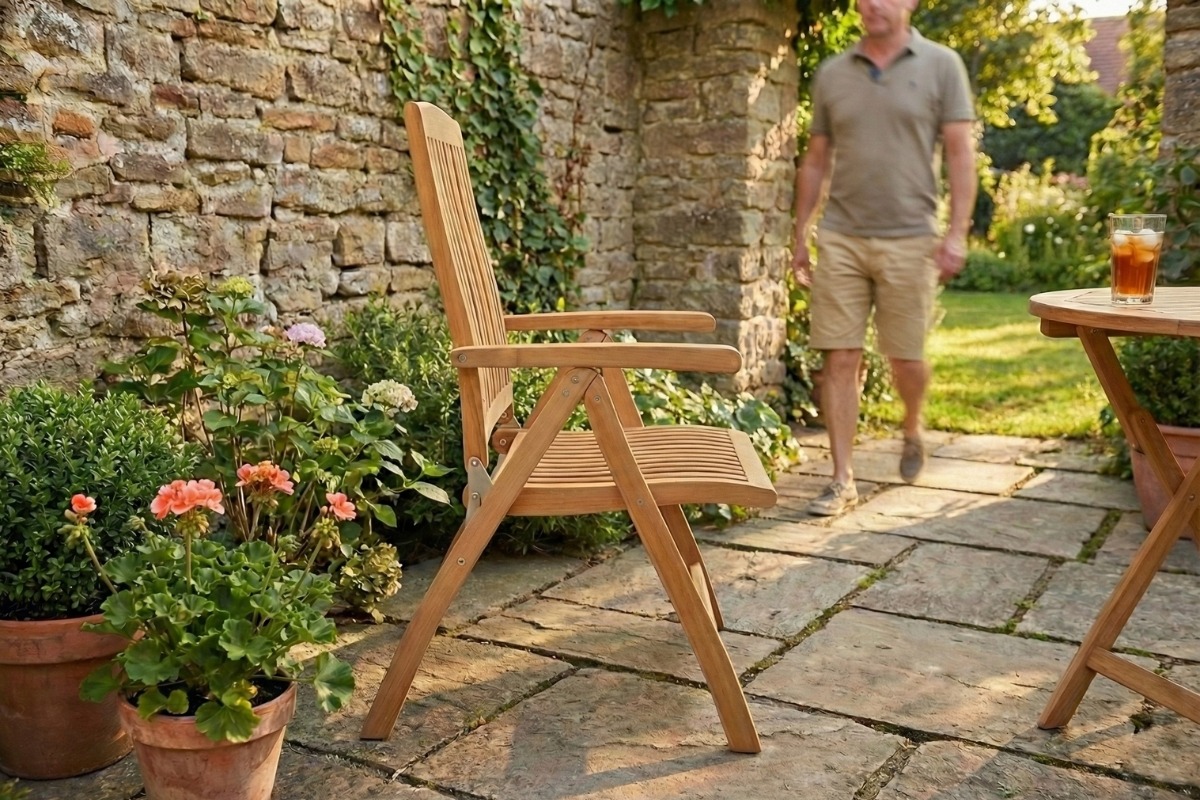 Set van twee verstelbare teakhouten tuinstoelen Linda met slate bijzettafel van 50 cm - alternate view