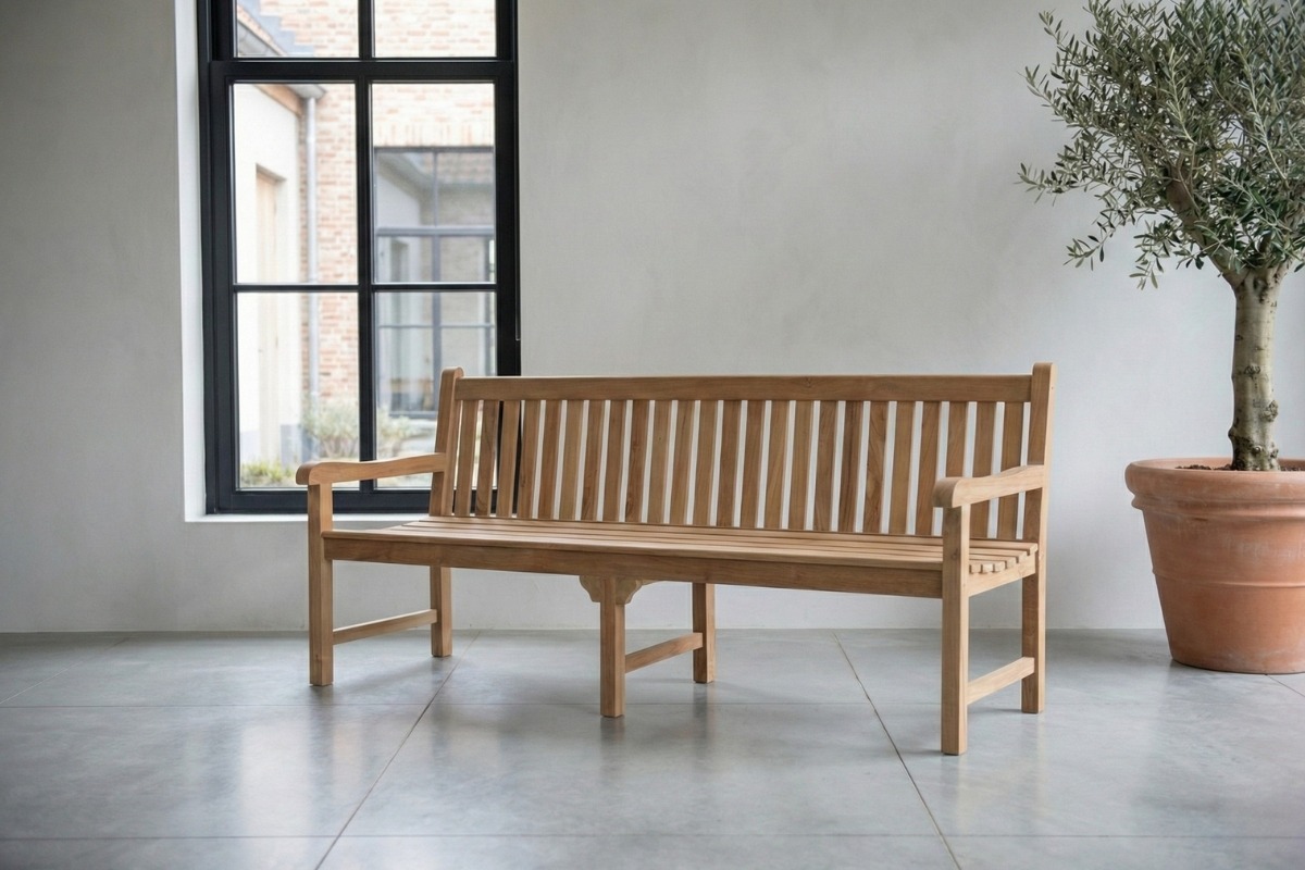 Teakea Windsor teak tuinbank geplaatst in tuin of op terras als ruime zitbank voor buiten - view 4