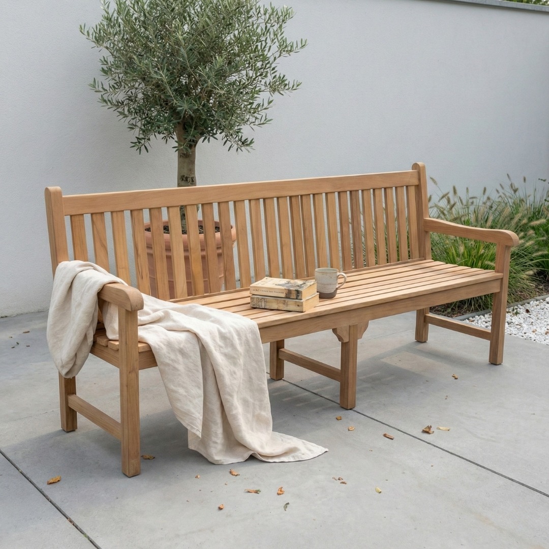 Teakea Windsor teak tuinbank geplaatst in tuin of op terras als ruime vier-persoons zitbank - view 3