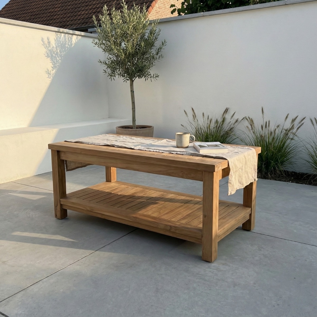 Teak tuin salontafel met onderblad geplaatst in tuin of op terras als functionele loungetafel - view 3