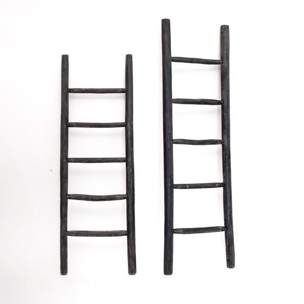 Een matzwarte houten decoratieladder, 150 cm hoog, 50 cm breed en 5 cm diep. De ladder heeft meerdere sporten met gelijkmatige tussenruimtes en staat licht hellend voor stabiliteit. De afwerking is glad en egaal, wat het minimalistische design benadrukt.  - view 4