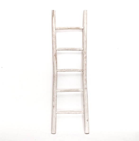 Een witte teakhouten decoratieladder, 175 cm hoog, 50 cm breed en 5 cm diep. Deze ladder heeft meerdere sporten met gelijke tussenafstanden en staat licht achterover geleund voor stabiliteit. Het teakhout is afgewerkt met een witte verf, die een frisse en - view 3