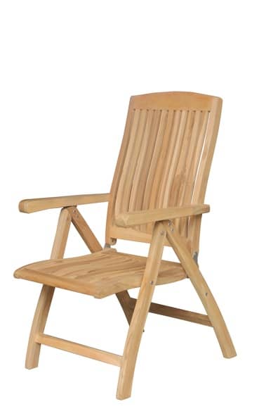 Houten inklapbare tuinstoel en bijzettafel van teak op een vlonder in een sfeervolle tuin met bloemen, een bakstenen muur en een pergola. - view 4