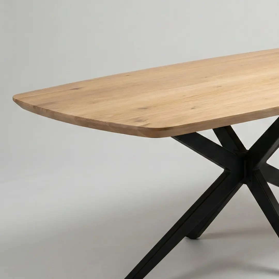 Vrijstaande eiken eettafel met Deens ovaal blad en zwarte stalen spinpoot tegen een neutrale achtergrond. - view 4