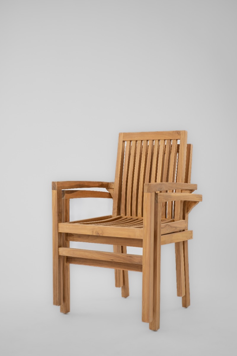 Set van vier gestapelde teak houten tuinstoelen met armleuning in een sfeervolle Nederlandse tuin met hortensia's en rozen, VT Wonen stijl terras. - view 3