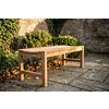 Teak tennisbank Slater gebruikt als tuintafelbank in tuin of bij een tuintafel