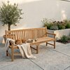 Teakea Windsor teak tuinbank geplaatst in tuin of op terras als ruime vier-persoons zitbank