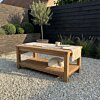 Onderblad van de teakhouten tuin salontafel met extra opbergruimte