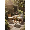 Deze bistroset creëert een intieme en rustgevende koffiehoek, perfect voor kleine terrassen of een zonnige plek in de achtertuin. De combinatie van warm teakhout en zachte texturen straalt een tijdloze, landelijke elegantie uit die uitnodigt tot lange och