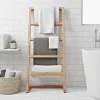 Houten handdoekladder van massief teakhout met vijf sporten in een moderne witte badkamer setting.