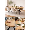 Deze packshot toont de verfijnde afwerking en het minimalistische profiel van de ovale eikenhouten tafel, vrij van visuele ruis. De combinatie van de natuurlijke houtnerf en het slanke metalen onderstel maakt het een veelzijdig statement-piece voor zowel 