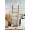 Natuurlijke teakhouten decoratieladder, met een hoogte van 175 cm, een breedte van 50 cm en een diepte van 5 cm. De ladder heeft diverse horizontale sporten, gelijkmatig verdeeld over de lengte, en staat licht hellend voor extra stabiliteit. Het onbehande