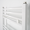 Badkamerradiator Robina heeft twee verticale vierkante collectorbuizen met daartussen rechte ronde buizen. Het ophangmateriaal is van kunststof en wordt samen met de ontluchting meegeleverd.
De radiator wordt na een grondige roestwerende voorbehandelin