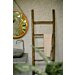 Rustiek bruine teakhouten decoratieladder, met een hoogte van 150 cm, een breedte van 50 cm en een diepte van 5 cm. De ladder heeft verschillende sporten met regelmatige tussenruimten, en is licht naar achteren hellend voor stabiliteit. Het teakhout heeft