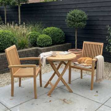 Set van twee stapelbare teak Pile tuinstoelen met ronde inklapbare klaptafel van 60 cm