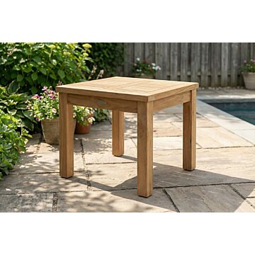 Kleine teak bijzettafel voor buiten geplaatst op terras of in tuin, functionele tafel van massief teak