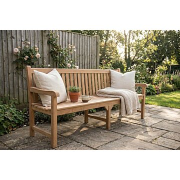 Teakea Windsor teak tuinbank geplaatst in tuin of op terras als ruime zitbank voor buiten