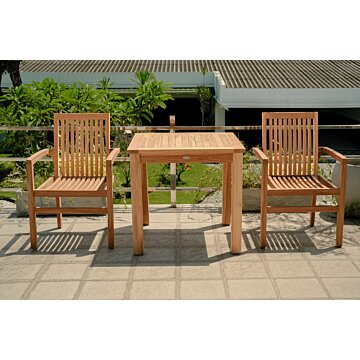 Moderne teakhouten tuinset met twee stapelbare Pile stoelen aan een vierkante, vaste tuintafel, stijlvol opgesteld op een terras.