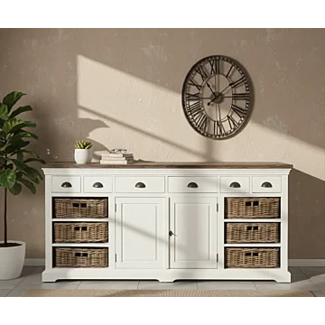Breed wit landelijk dressoir Napoli met teakhouten blad, zes laden met schelphandgrepen en zes rieten manden.