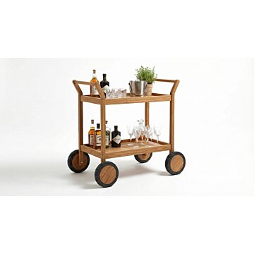 Teakea Nomad serveerwagen met minimalistisch teakhouten frame en grote wielen, witte achtergrond
