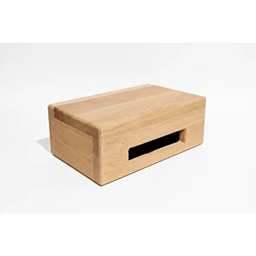 Rechthoekige eikenhouten tissuebox houder van massief naturel hout met strakke uitsparing tegen een witte achtergrond.