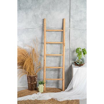 Natuurlijke teakhouten decoratieladder, met een hoogte van 175 cm, een breedte van 50 cm en een diepte van 5 cm. De ladder heeft diverse horizontale sporten, gelijkmatig verdeeld over de lengte, en staat licht hellend voor extra stabiliteit. Het onbehande