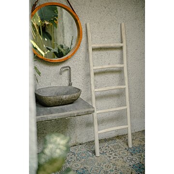Een witte teakhouten decoratieladder, 175 cm hoog, 50 cm breed en 5 cm diep. Deze ladder heeft meerdere sporten met gelijke tussenafstanden en staat licht achterover geleund voor stabiliteit. Het teakhout is afgewerkt met een witte verf, die een frisse en