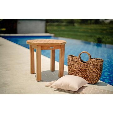 Rond teakhouten tuin bijzettafeltje met een diameter van 60 cm en een hoogte van 45 cm. Dit elegante tafeltje is gemaakt van hoogwaardig teakhout, bekend om zijn duurzaamheid en natuurlijke weerbestendigheid. Het heeft een gladde afwerking met een rijke, 