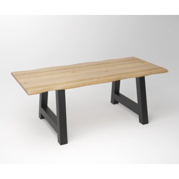 Deze robuuste boomstamtafel vormt het warme middelpunt van een licht en sereen interieur, ideaal voor uitgebreide familieontbijten en gezellige avonden. De combinatie van het natuurlijke eikenhout en het strakke metaal brengt een perfecte balans tussen or