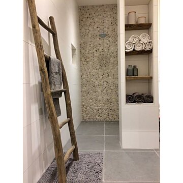 Rustiek bruine teakhouten decoratieladder, met een hoogte van 175 cm, een breedte van 50 cm en een diepte van 5 cm. De ladder heeft verschillende sporten met regelmatige tussenruimten, en is licht naar achteren hellend voor stabiliteit. Het teakhout heeft