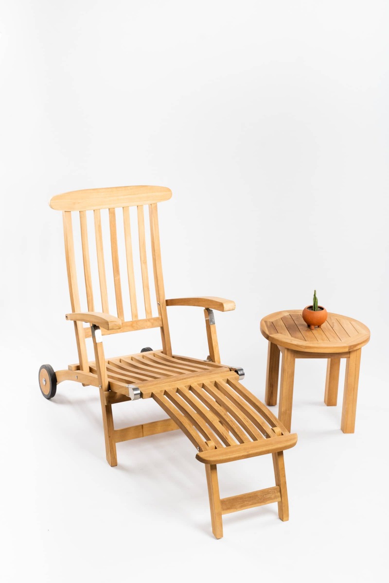 Teakhouten deckchair met voetensteun en bijzettafel op modern terras voor luxe tuinontspanning. - alternate view