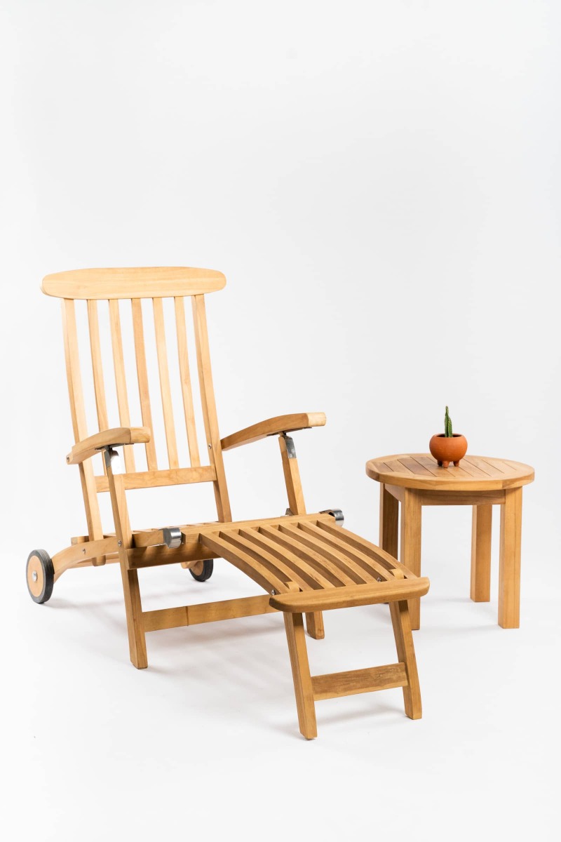 Teakhouten deckchair met voetensteun en bijzettafel op modern terras voor luxe tuinontspanning. - view 3