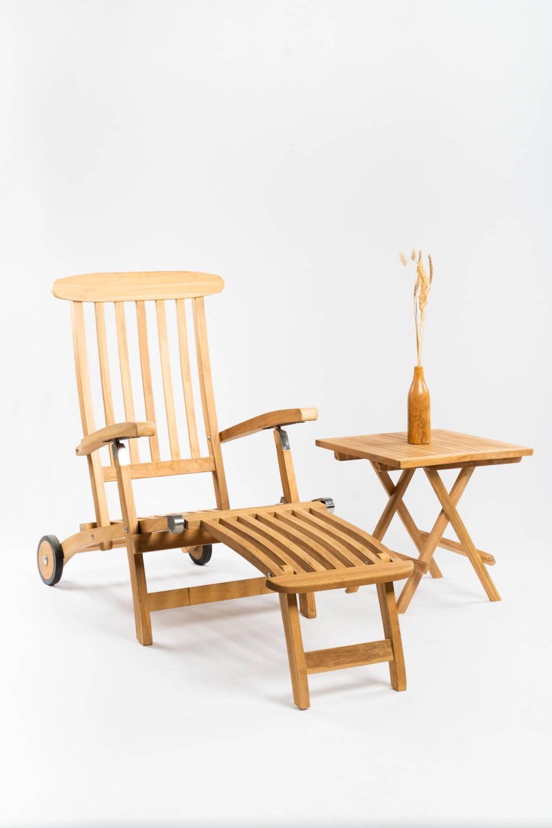 Teakea teak deckchair met voetensteun en inklapbaar houten tuintafeltje op een zonnig terras met tulpen en hortensia's, vtwonen tuinontwerp. - alternate view