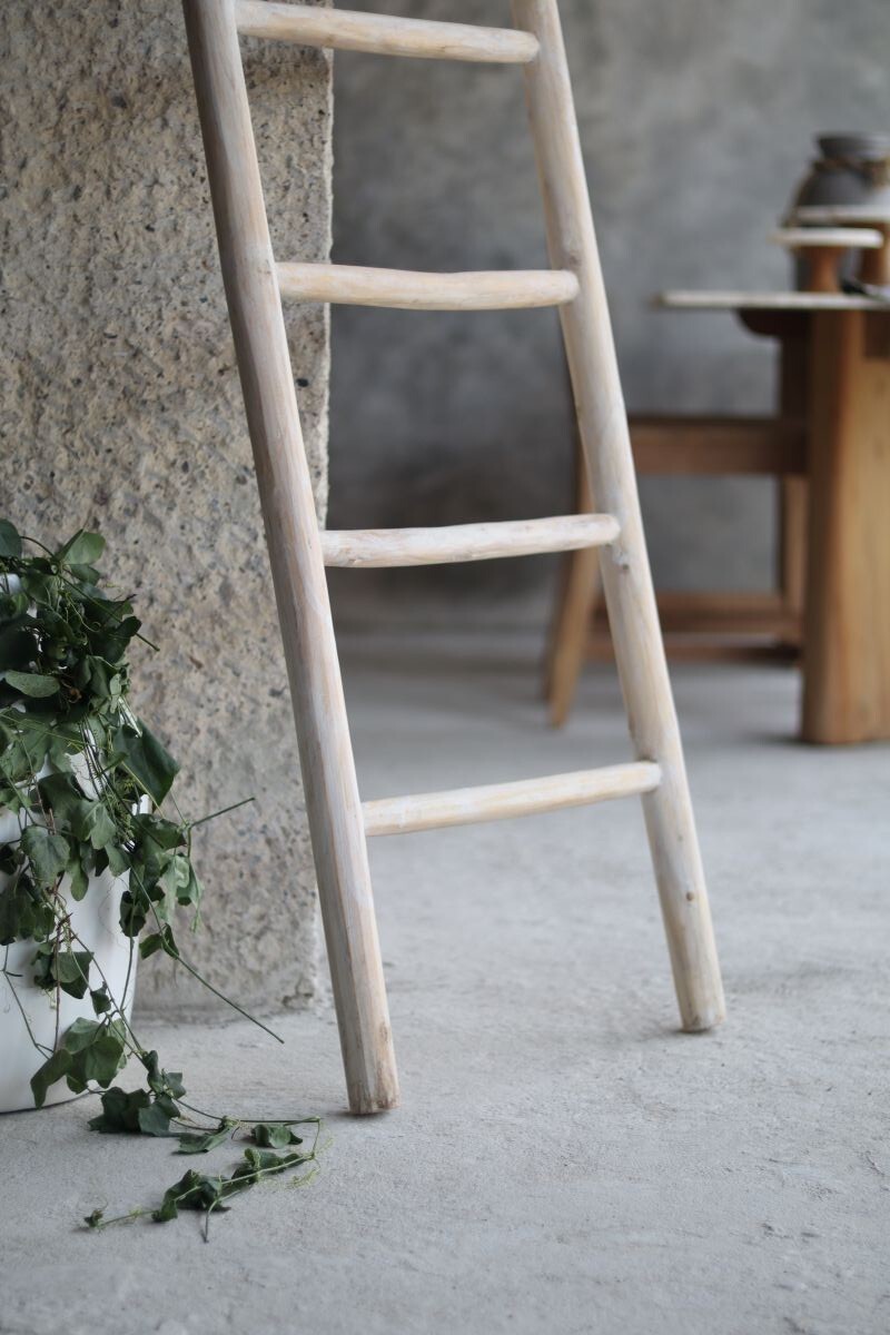 Teakhouten decoratieladder White Oiled van 175 cm tegen witte muur in woonkamer - view 4