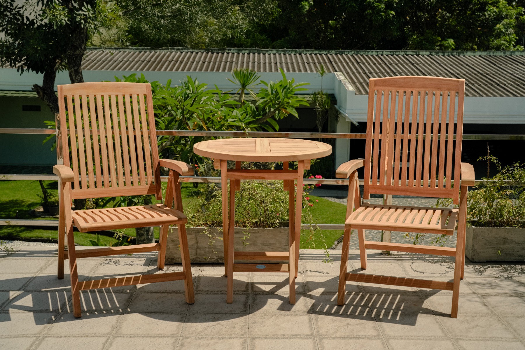 Teakea tuinset met 2 Linda standenstoelen en ronde klaptafel Ø70 cm – duurzame FSC teak tuinset voor balkon of terras - view 3