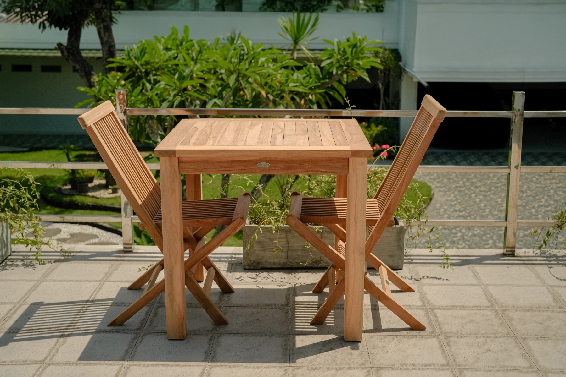 Teakea Teakhouten Tuinset met 2 opvouwbare tuinstoelen en vierkante teak tafel 80x80 cm – ruimtebesparende en duurzame set van FSC teak

 - alternate view