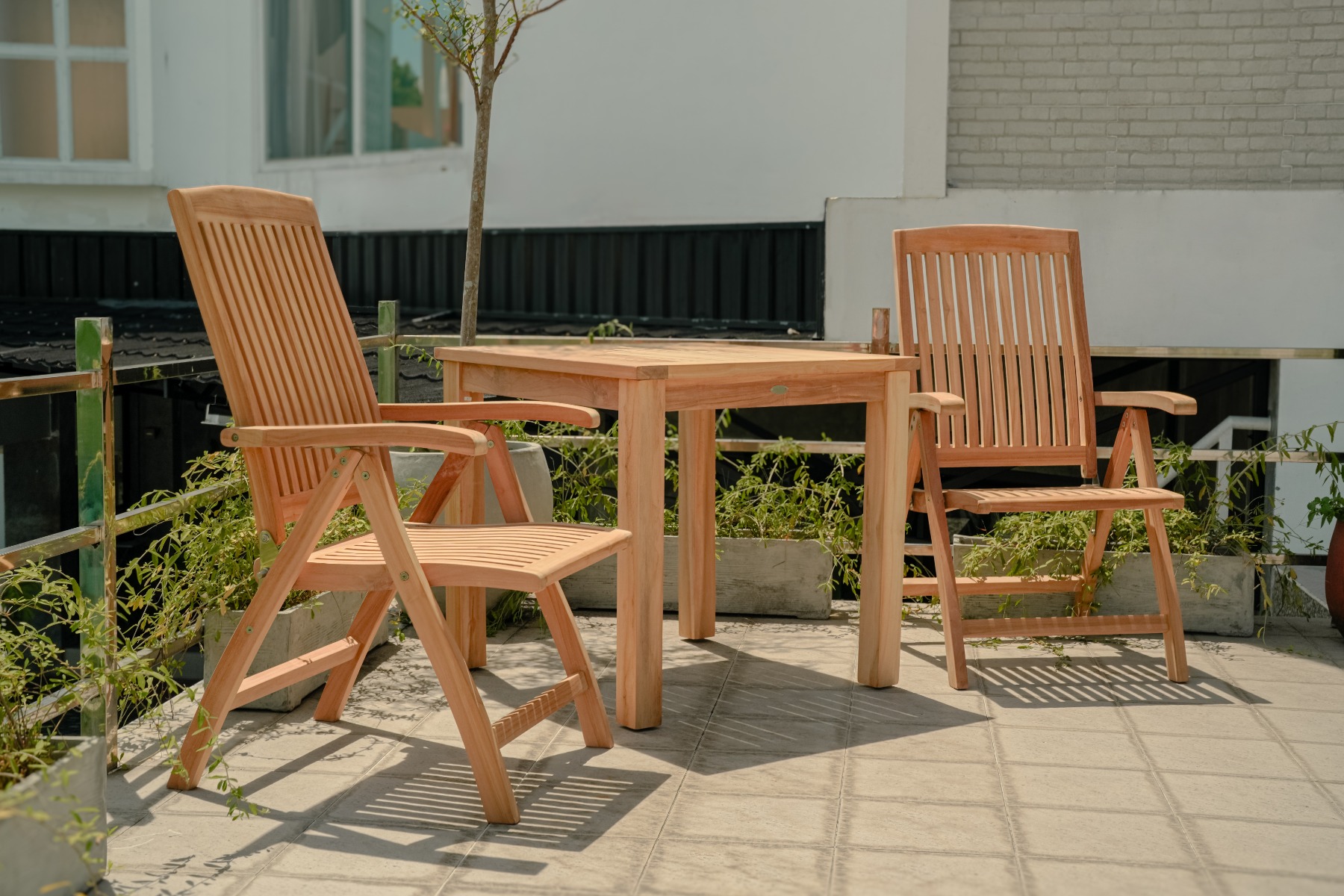 Teakea Teakhouten Tuinset met 2 verstelbare Linda standenstoelen en vierkante teak tuintafel 80x80 cm – compact en duurzaam buitenmeubilair - alternate view