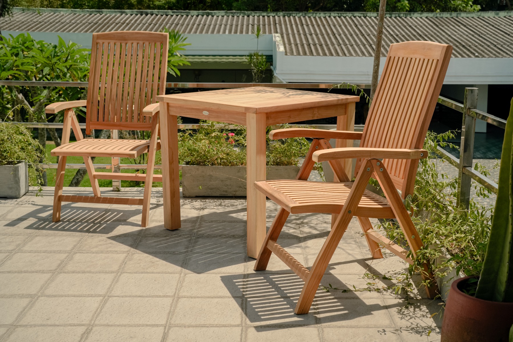 Teakea Teakhouten Tuinset met 2 verstelbare Linda standenstoelen en vierkante teak tuintafel 80x80 cm – compact en duurzaam buitenmeubilair - view 3