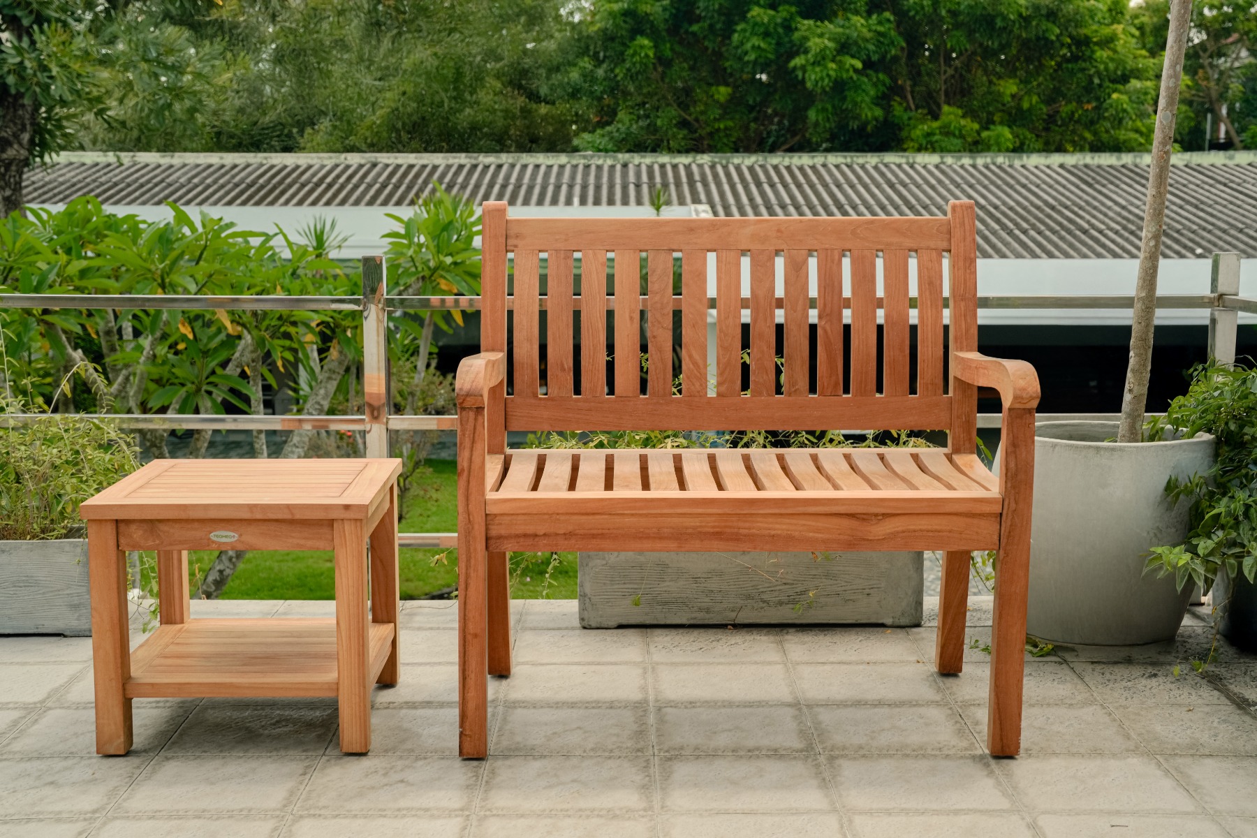 Teakea Teakhouten Tuinset met 2-persoons Beaufort tuinbank en vierkante bijzettafel met onderblad – compacte en stijlvolle set van FSC teak

 - alternate view