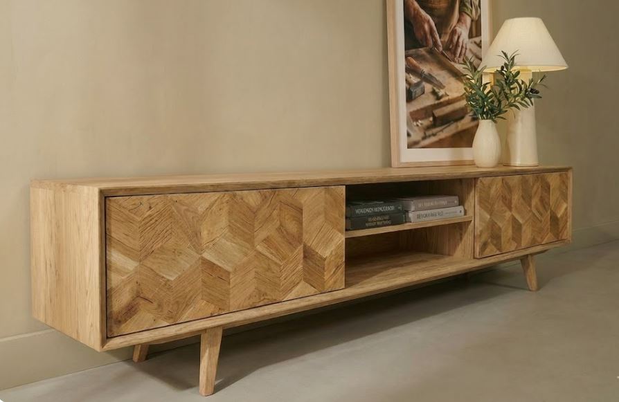 Massief eiken TV meubel van Teakea met ladenfronten voorzien van een geometrisch Escher kubuspatroon en taps toelopende pootjes in een sfeervolle woonkamer. - alternate view