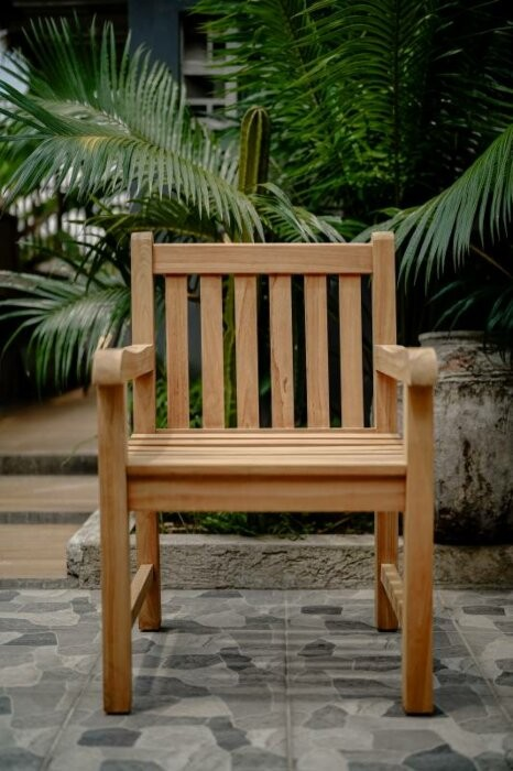 Teakhouten tuinset bestaande uit twee klassieke Windsor stoelen en een ronde, inklapbare tuintafel (Ø 80cm), opgesteld in een sfeervolle tuin. - view 3