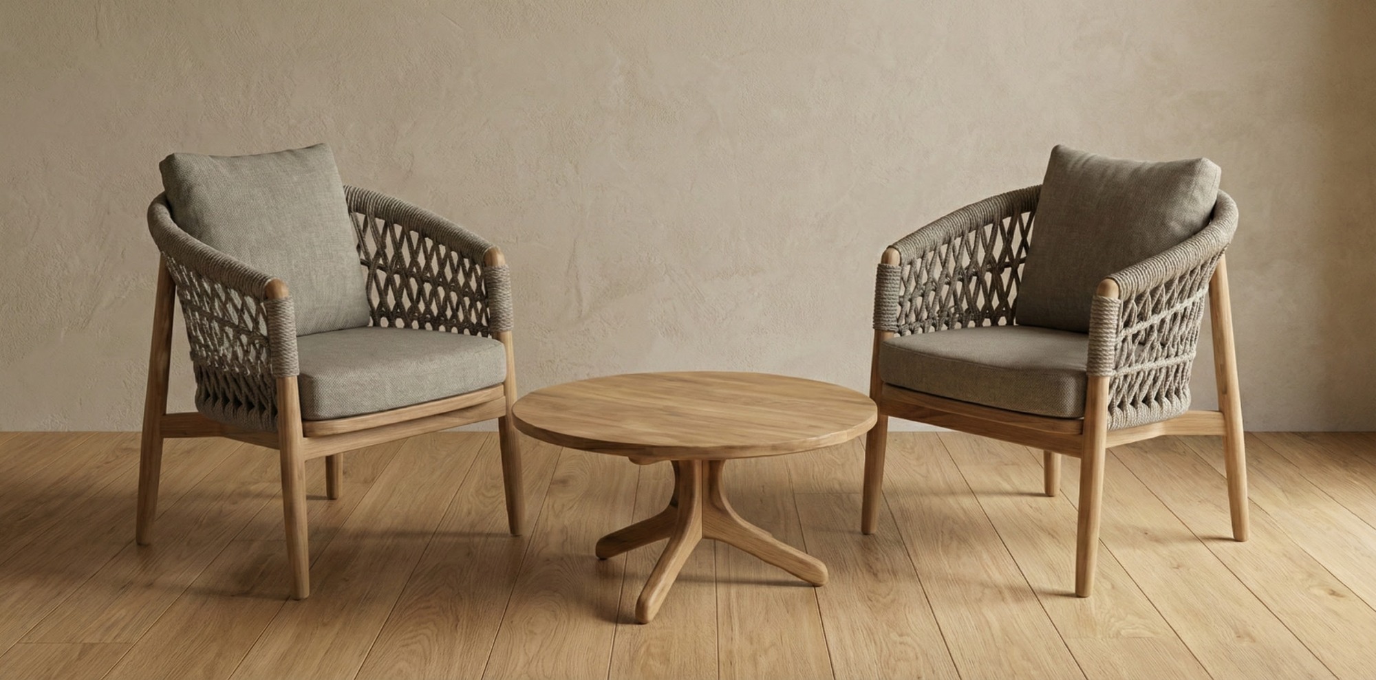 driedelige teakhouten tuinset, bestaande uit twee loungestoelen met een open, grijs gemêleerd rope vlechtwerk en grijze kussens, plus een bijpassende ronde houten salontafel, tegen een neutrale witte achtergrond - view 4