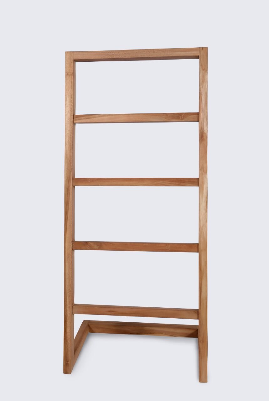 Houten handdoekladder van massief teakhout met vijf sporten in een moderne witte badkamer setting. - alternate view