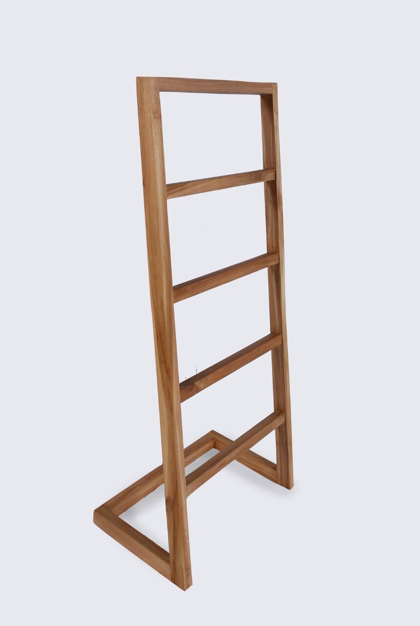 Houten handdoekladder van massief teakhout met vijf sporten in een moderne witte badkamer setting. - view 4