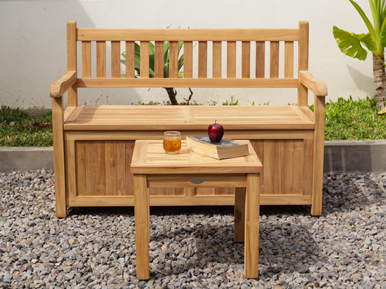 Kleine teak bijzettafel voor buiten geplaatst op terras of in tuin, functionele tafel van massief teak - alternate view