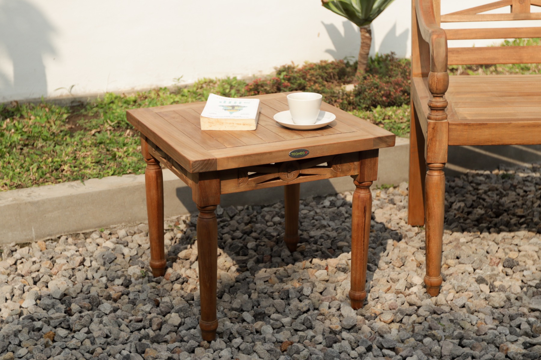 Vierkante Teak Bijzettafel + Massief Teakhout + Gesneden Ornamenten en Gedraaide Poten + Tuin- of Terrasomgeving. - view 4